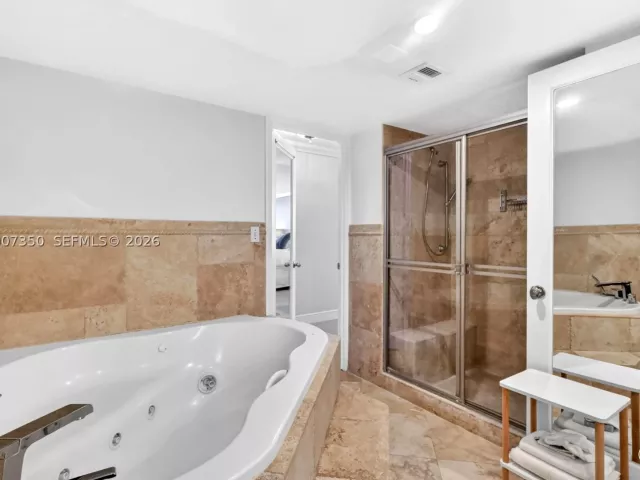 2-bedroom condo for sale in Hollywood - 2751 S Ocean Dr 504S - MondialRealty