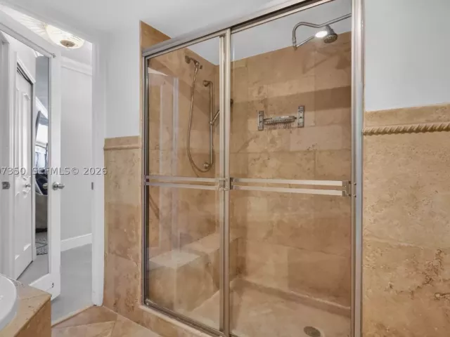 2-bedroom condo for sale in Hollywood - 2751 S Ocean Dr 504S - MondialRealty