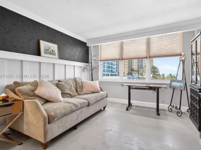2-bedroom condo for sale in Hollywood - 2751 S Ocean Dr 504S - MondialRealty