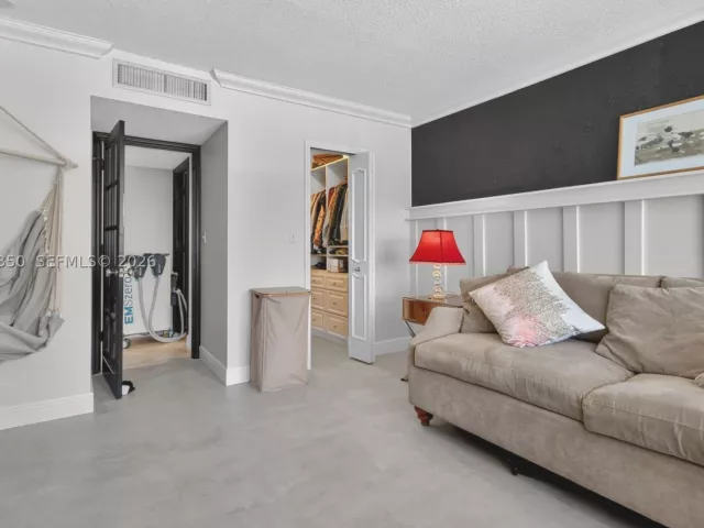 2-bedroom condo for sale in Hollywood - 2751 S Ocean Dr 504S - MondialRealty
