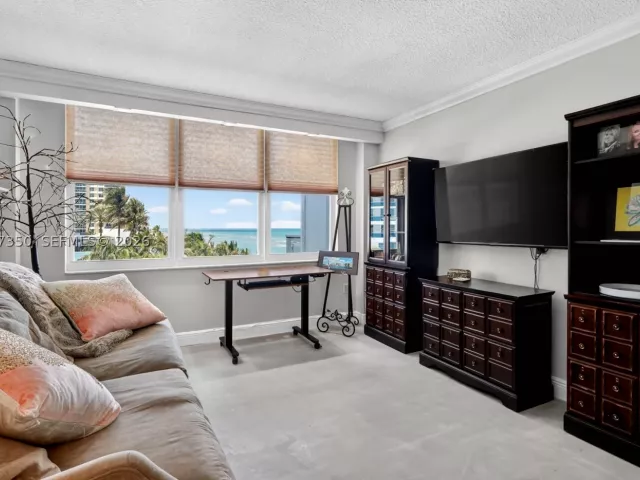 2-bedroom condo for sale in Hollywood - 2751 S Ocean Dr 504S - MondialRealty