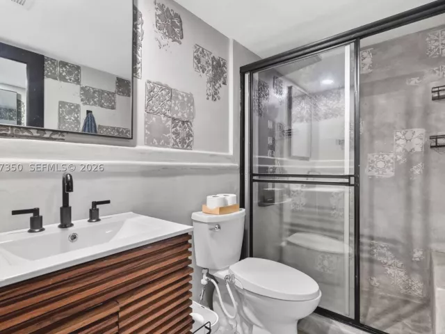 2-bedroom condo for sale in Hollywood - 2751 S Ocean Dr 504S - MondialRealty