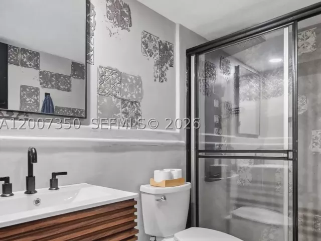 2-bedroom condo for sale in Hollywood - 2751 S Ocean Dr 504S - MondialRealty