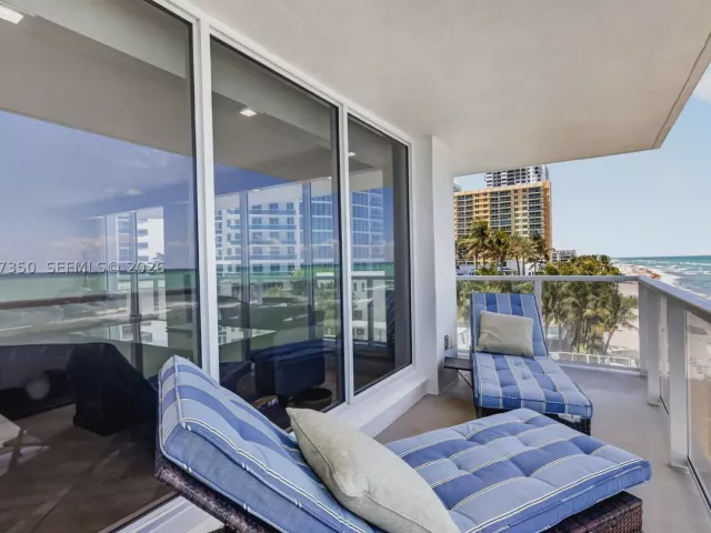 2-bedroom condo for sale in Hollywood - 2751 S Ocean Dr 504S - MondialRealty