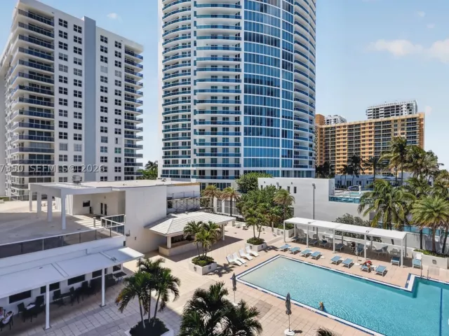 2-bedroom condo for sale in Hollywood - 2751 S Ocean Dr 504S - MondialRealty