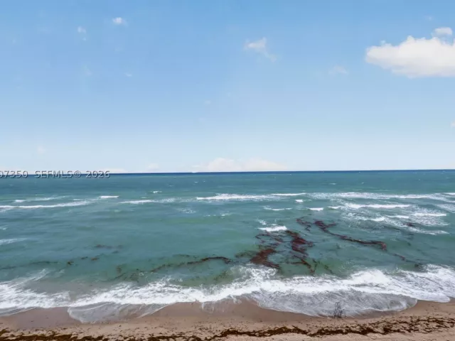 2-bedroom condo for sale in Hollywood - 2751 S Ocean Dr 504S - MondialRealty