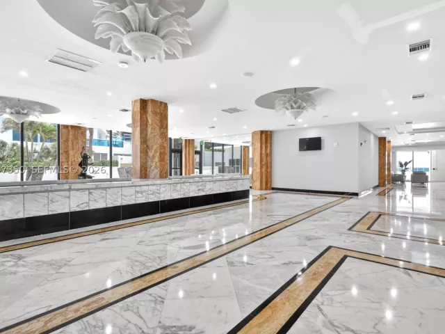 2-bedroom condo for sale in Hollywood - 2751 S Ocean Dr 504S - MondialRealty