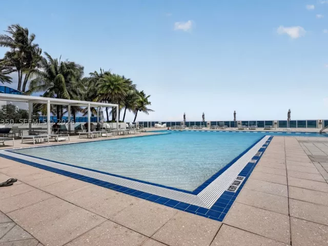 2-bedroom condo for sale in Hollywood - 2751 S Ocean Dr 504S - MondialRealty