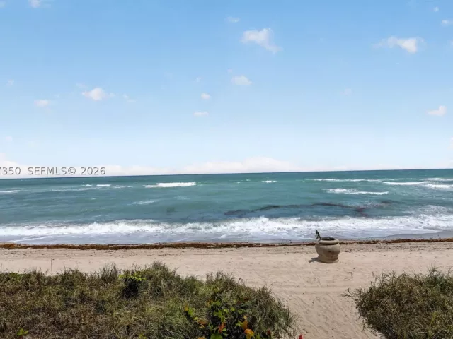 2-bedroom condo for sale in Hollywood - 2751 S Ocean Dr 504S - MondialRealty