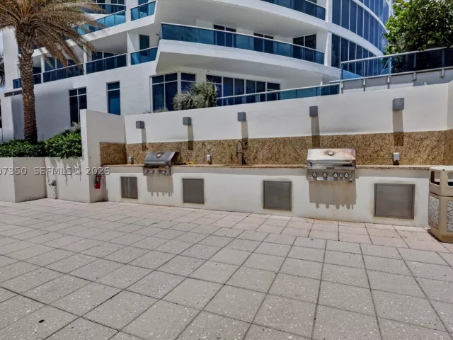 2-bedroom condo for sale in Hollywood - 2751 S Ocean Dr 504S - MondialRealty