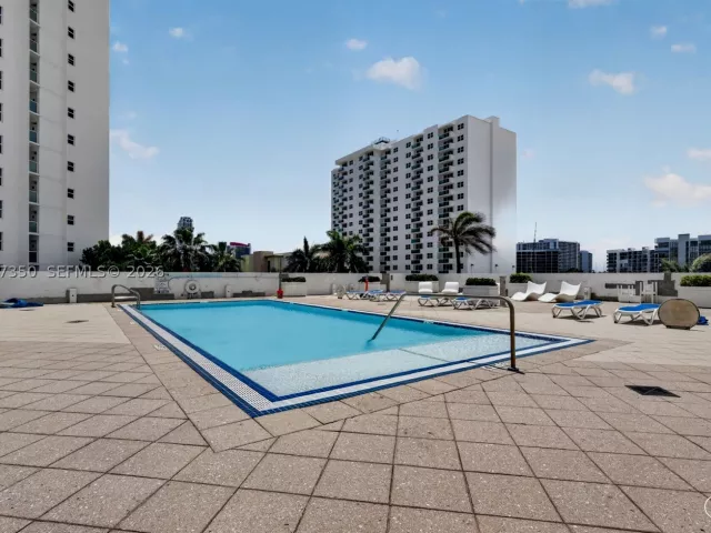 2-bedroom condo for sale in Hollywood - 2751 S Ocean Dr 504S - MondialRealty
