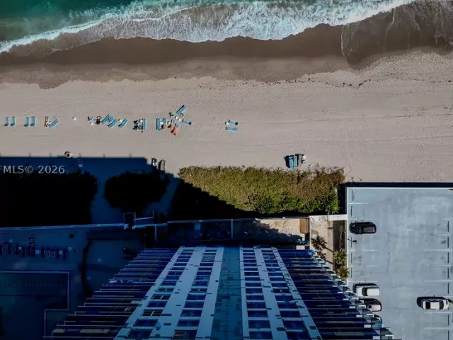 2-bedroom condo for sale in Hollywood - 2751 S Ocean Dr 504S - MondialRealty