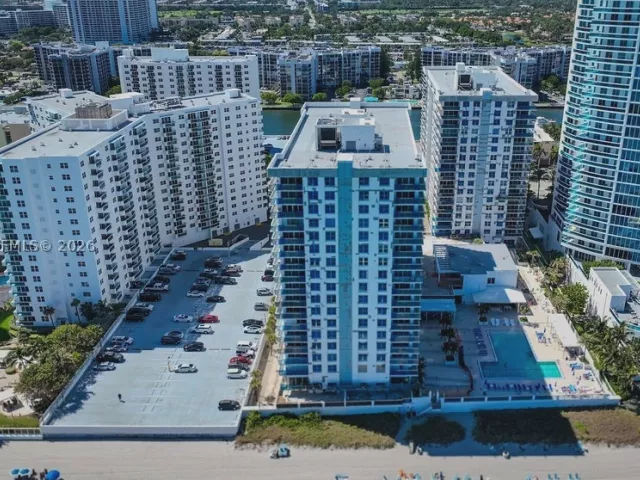 2-bedroom condo for sale in Hollywood - 2751 S Ocean Dr 504S - MondialRealty