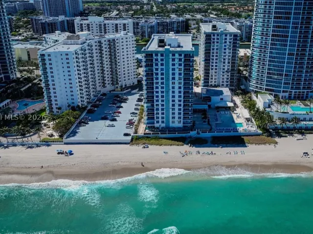 2-bedroom condo for sale in Hollywood - 2751 S Ocean Dr 504S - MondialRealty