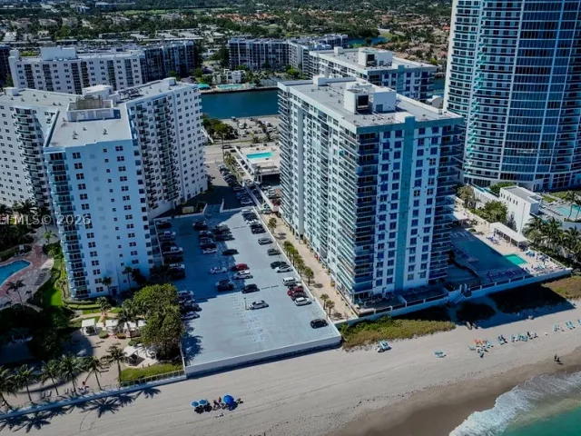2-bedroom condo for sale in Hollywood - 2751 S Ocean Dr 504S - MondialRealty