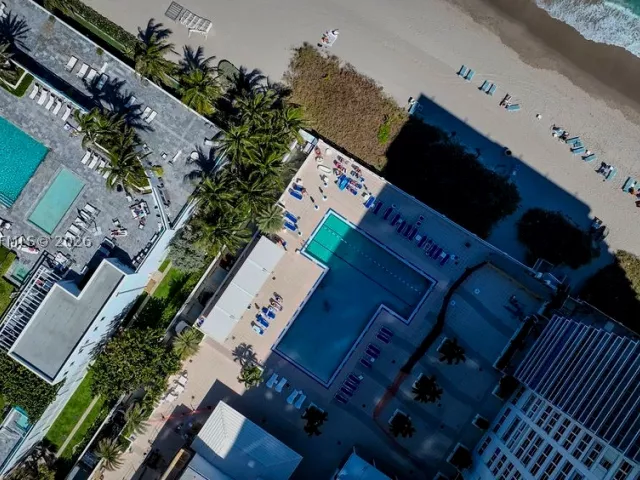 2-bedroom condo for sale in Hollywood - 2751 S Ocean Dr 504S - MondialRealty