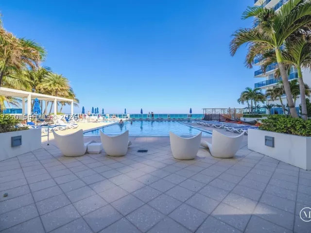 2-bedroom condo for sale in Hollywood - 2751 S Ocean Dr 504S - MondialRealty