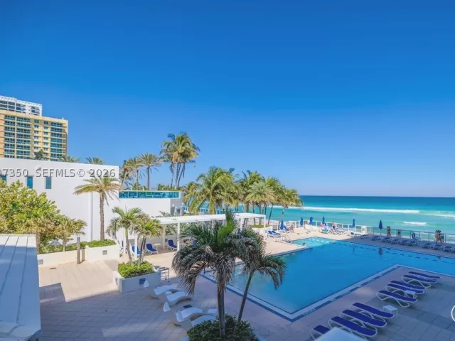 2-bedroom condo for sale in Hollywood - 2751 S Ocean Dr 504S - MondialRealty