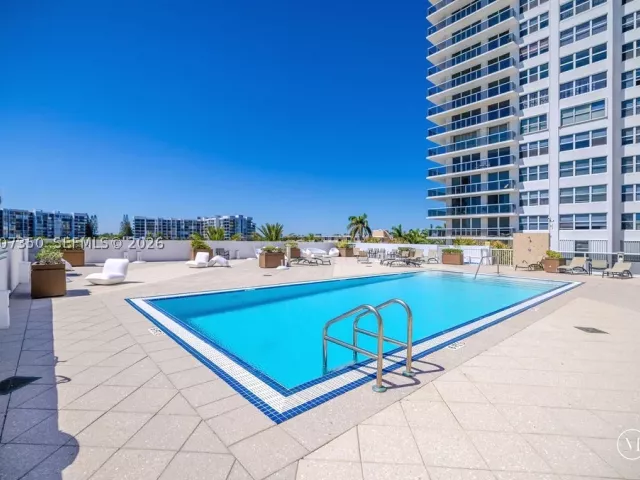 2-bedroom condo for sale in Hollywood - 2751 S Ocean Dr 504S - MondialRealty