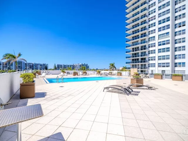 2-bedroom condo for sale in Hollywood - 2751 S Ocean Dr 504S - MondialRealty