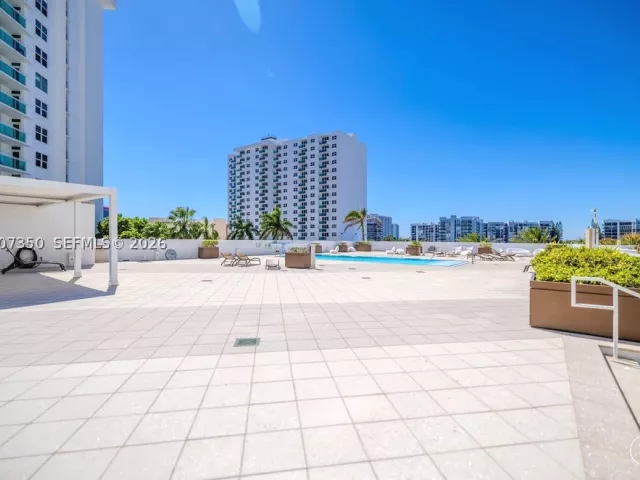 2-bedroom condo for sale in Hollywood - 2751 S Ocean Dr 504S - MondialRealty