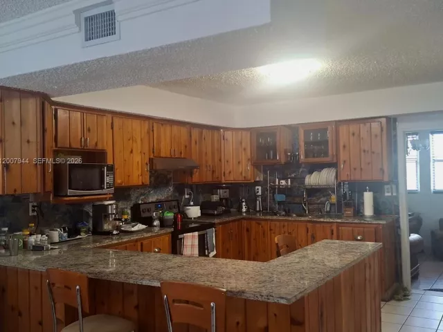 5-bedroom home for sale in Miami - 12215 SW 217th St - MondialRealty