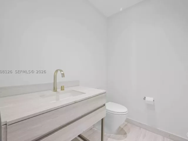4-bedroom condo for rent in Sunny Isles Beach - 18975 Collins Ave 700 - MondialRealty