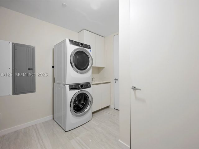 4-bedroom condo for rent in Sunny Isles Beach - 18975 Collins Ave 700 - MondialRealty
