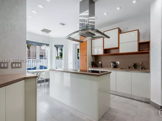 4-bedroom home for sale in Sunny Isles Beach - 3949 194th Ln - MondialRealty