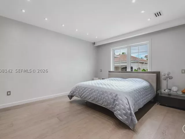 4-bedroom home for sale in Sunny Isles Beach - 3949 194th Ln - MondialRealty
