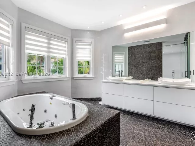 4-bedroom home for sale in Sunny Isles Beach - 3949 194th Ln - MondialRealty