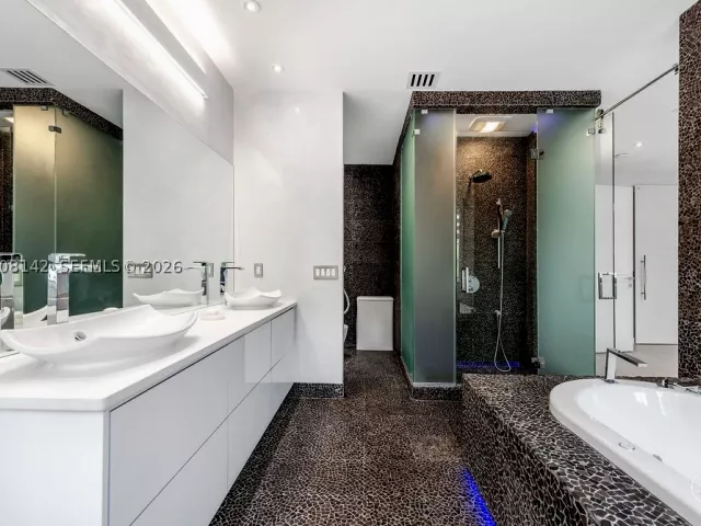 4-bedroom home for sale in Sunny Isles Beach - 3949 194th Ln - MondialRealty