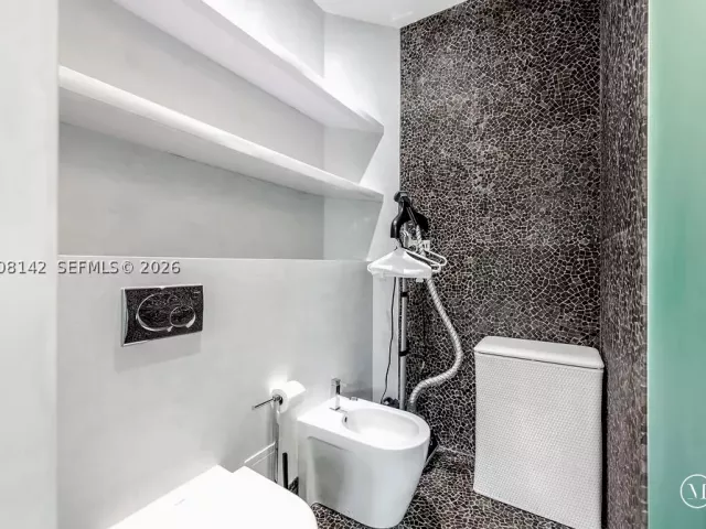 4-bedroom home for sale in Sunny Isles Beach - 3949 194th Ln - MondialRealty