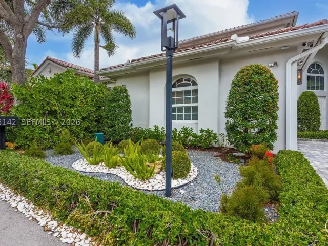 4-bedroom home for sale in Sunny Isles Beach - 3949 194th Ln - MondialRealty