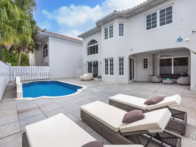 4-bedroom home for sale in Sunny Isles Beach - 3949 194th Ln - MondialRealty