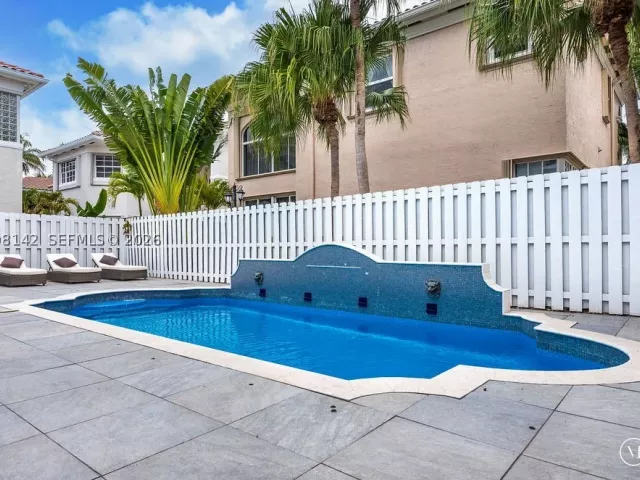 4-bedroom home for sale in Sunny Isles Beach - 3949 194th Ln - MondialRealty
