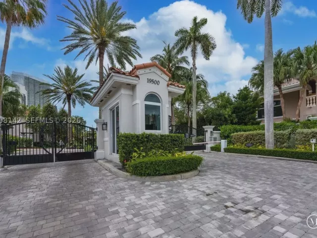 4-bedroom home for sale in Sunny Isles Beach - 3949 194th Ln - MondialRealty