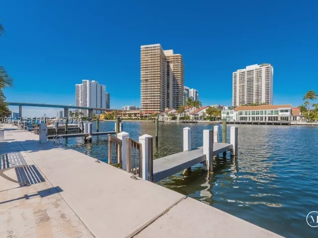 4-bedroom home for sale in Sunny Isles Beach - 3949 194th Ln - MondialRealty