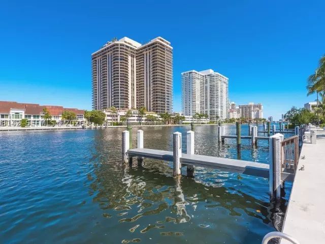 4-bedroom home for sale in Sunny Isles Beach - 3949 194th Ln - MondialRealty
