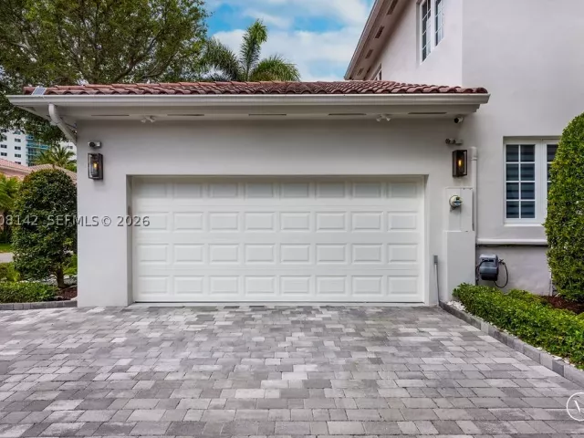 4-bedroom home for sale in Sunny Isles Beach - 3949 194th Ln - MondialRealty