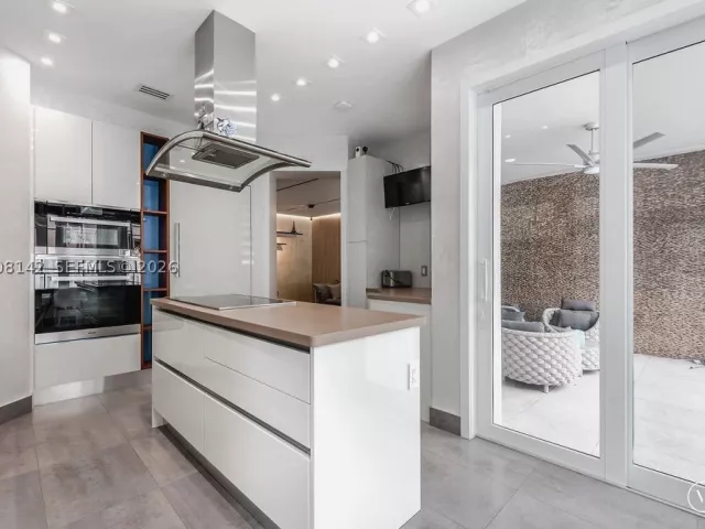 4-bedroom home for sale in Sunny Isles Beach - 3949 194th Ln - MondialRealty