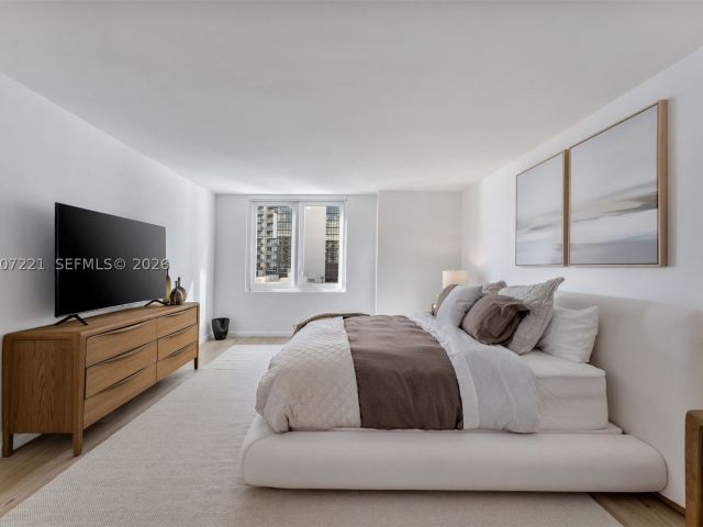 1-bedroom condo for rent in Miami Beach - 2301 Collins Ave 902 - MondialRealty