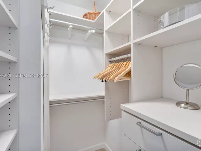 1-bedroom condo for rent in Miami Beach - 2301 Collins Ave 902 - MondialRealty
