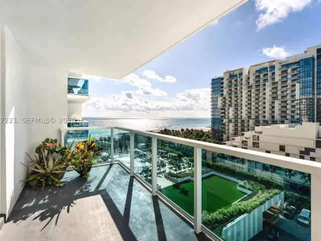 1-bedroom condo for rent in Miami Beach - 2301 Collins Ave 902 - MondialRealty