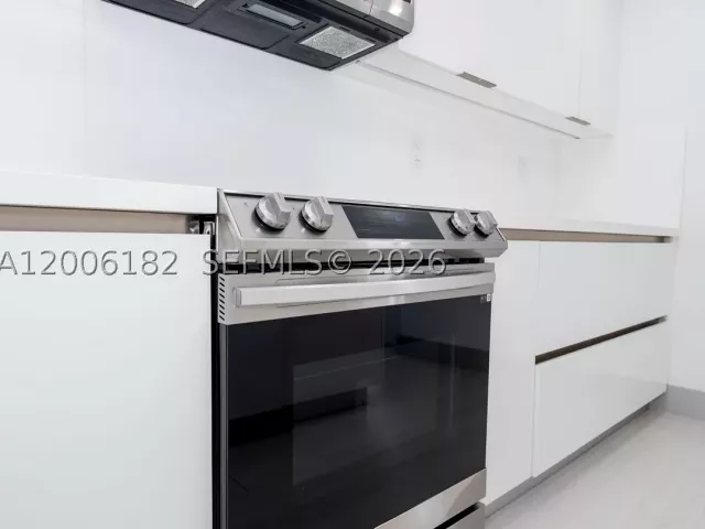 1-bedroom condo for sale in Aventura - 19707 Turnberry Way 18C - MondialRealty