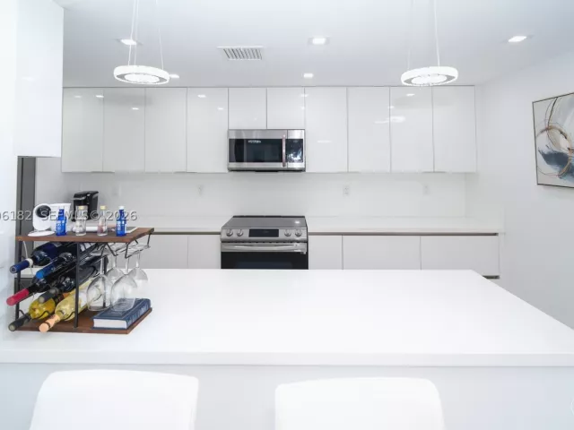 1-bedroom condo for sale in Aventura - 19707 Turnberry Way 18C - MondialRealty