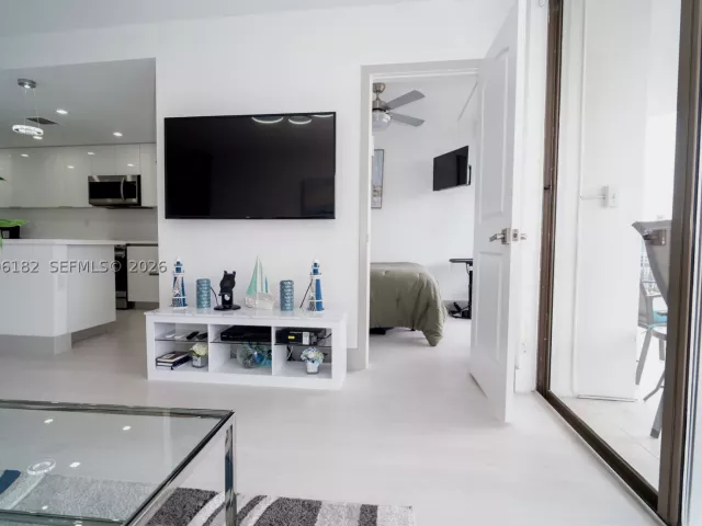 1-bedroom condo for sale in Aventura - 19707 Turnberry Way 18C - MondialRealty