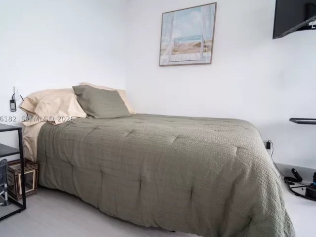 1-bedroom condo for sale in Aventura - 19707 Turnberry Way 18C - MondialRealty