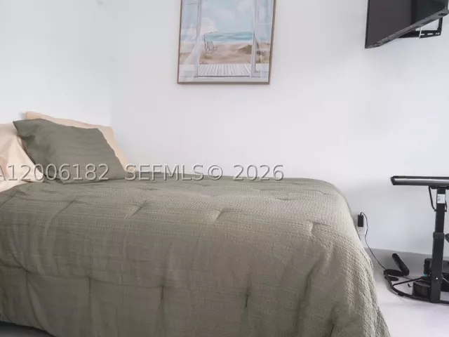 1-bedroom condo for sale in Aventura - 19707 Turnberry Way 18C - MondialRealty