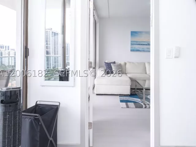 1-bedroom condo for sale in Aventura - 19707 Turnberry Way 18C - MondialRealty